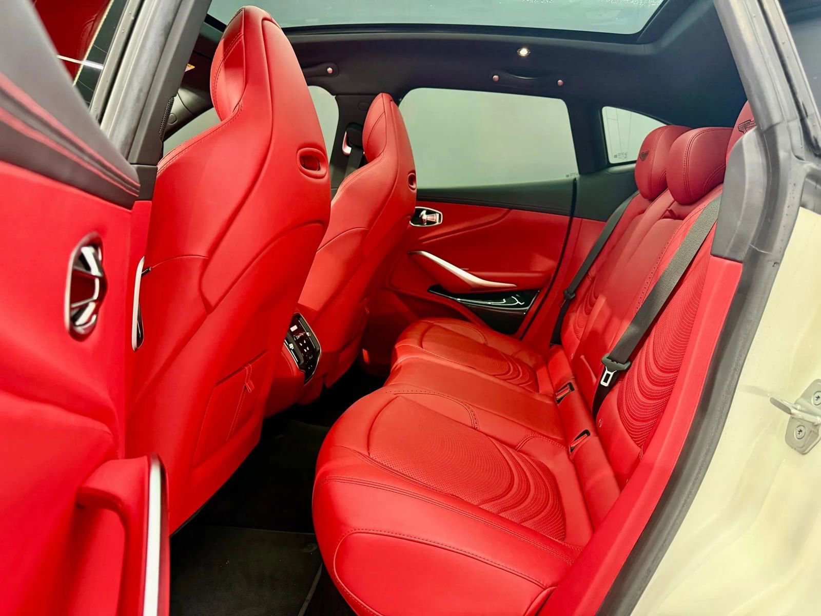 Used 2023 Aston Martin DBX image 12