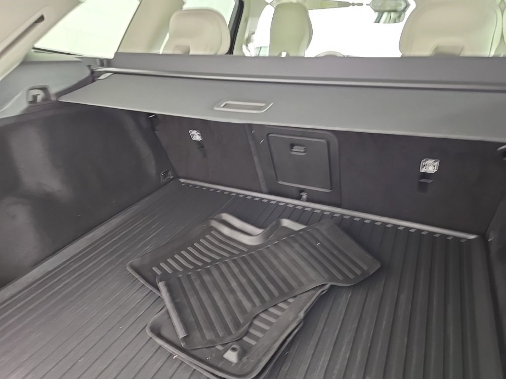 Certified 2023 Volvo XC60 B5 Plus w/ Climate Package image 15