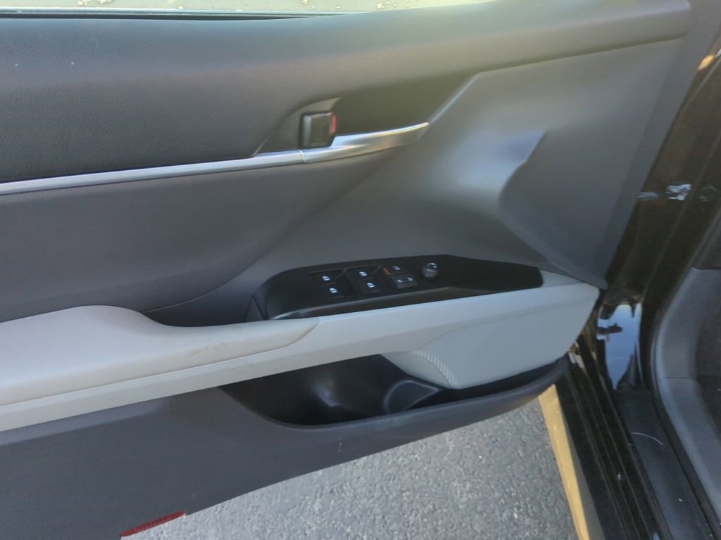 Used 2020 Toyota Camry LE image 8