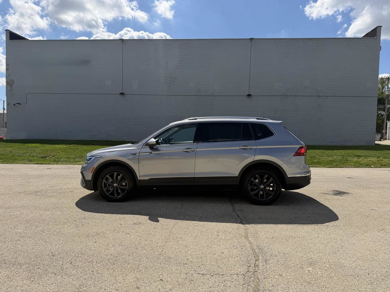 Used 2024 Volkswagen Tiguan SE w/ Panoramic Sunroof Package AWD/4WD image 4