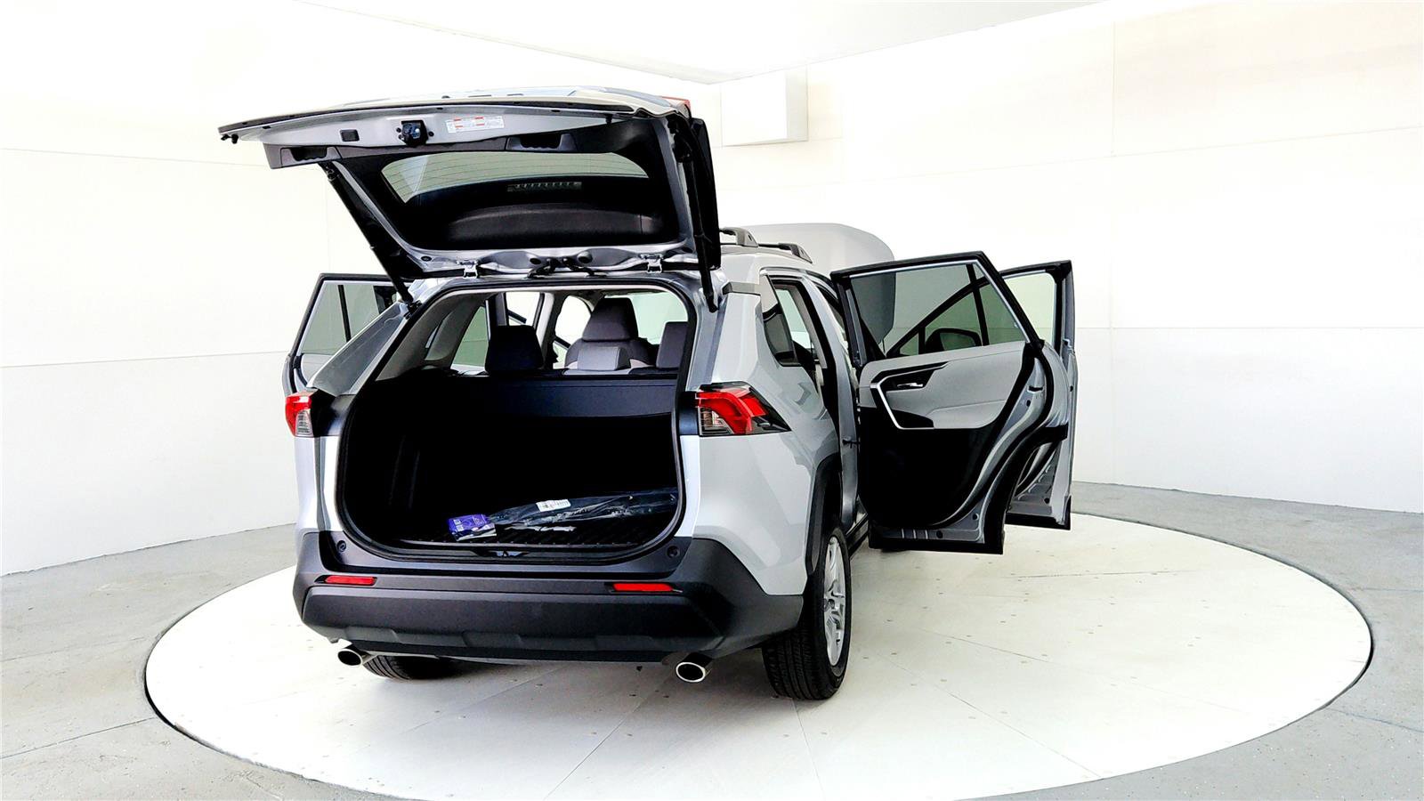 Used 2023 Toyota RAV4 XLE w/ Convenience Package image 11