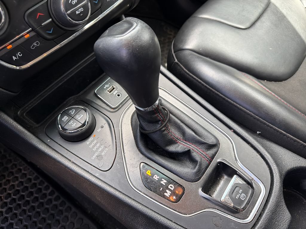 Used 2020 Jeep Cherokee Trailhawk AWD/4WD image 26