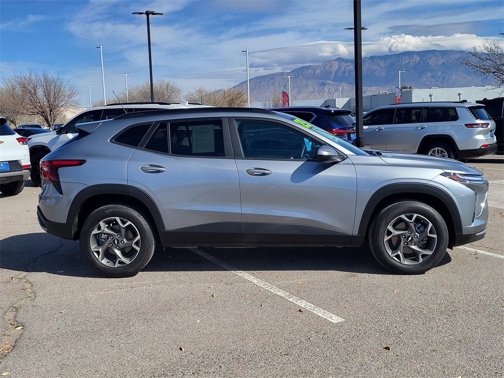 Certified 2025 Chevrolet Trax LT w/ Driver Confidence Package image 2