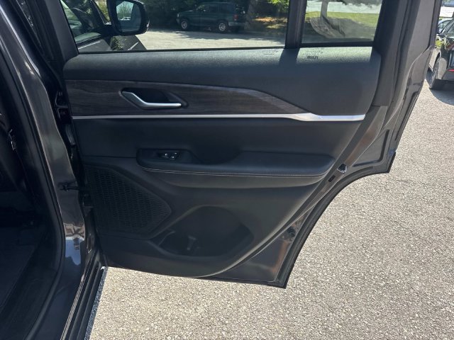 Used 2023 Jeep Grand Cherokee Limited w/ Black Appearance Package AWD/4WD image 22