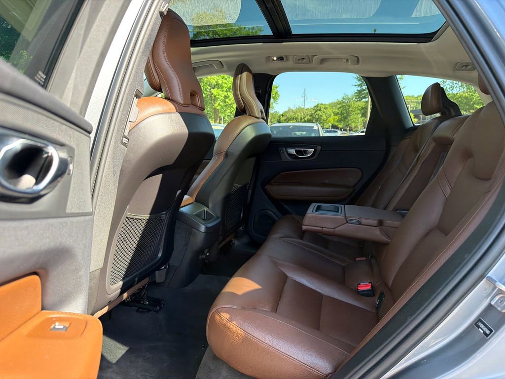 Used 2019 Volvo XC60 T5 Momentum w/ Multimedia Package AWD/4WD image 17