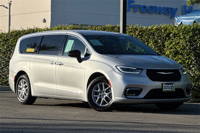 Used 2024 Chrysler Pacifica Touring-L image 2