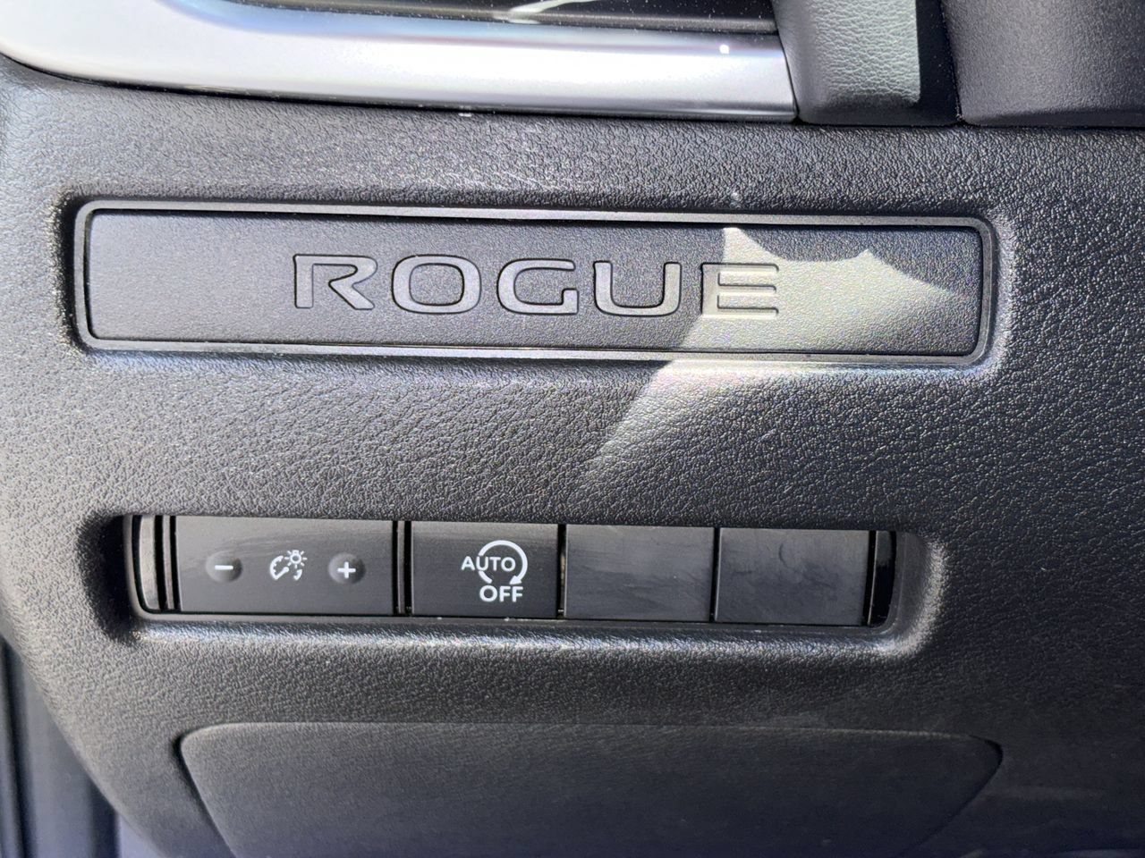 Used 2023 Nissan Rogue S AWD/4WD image 19