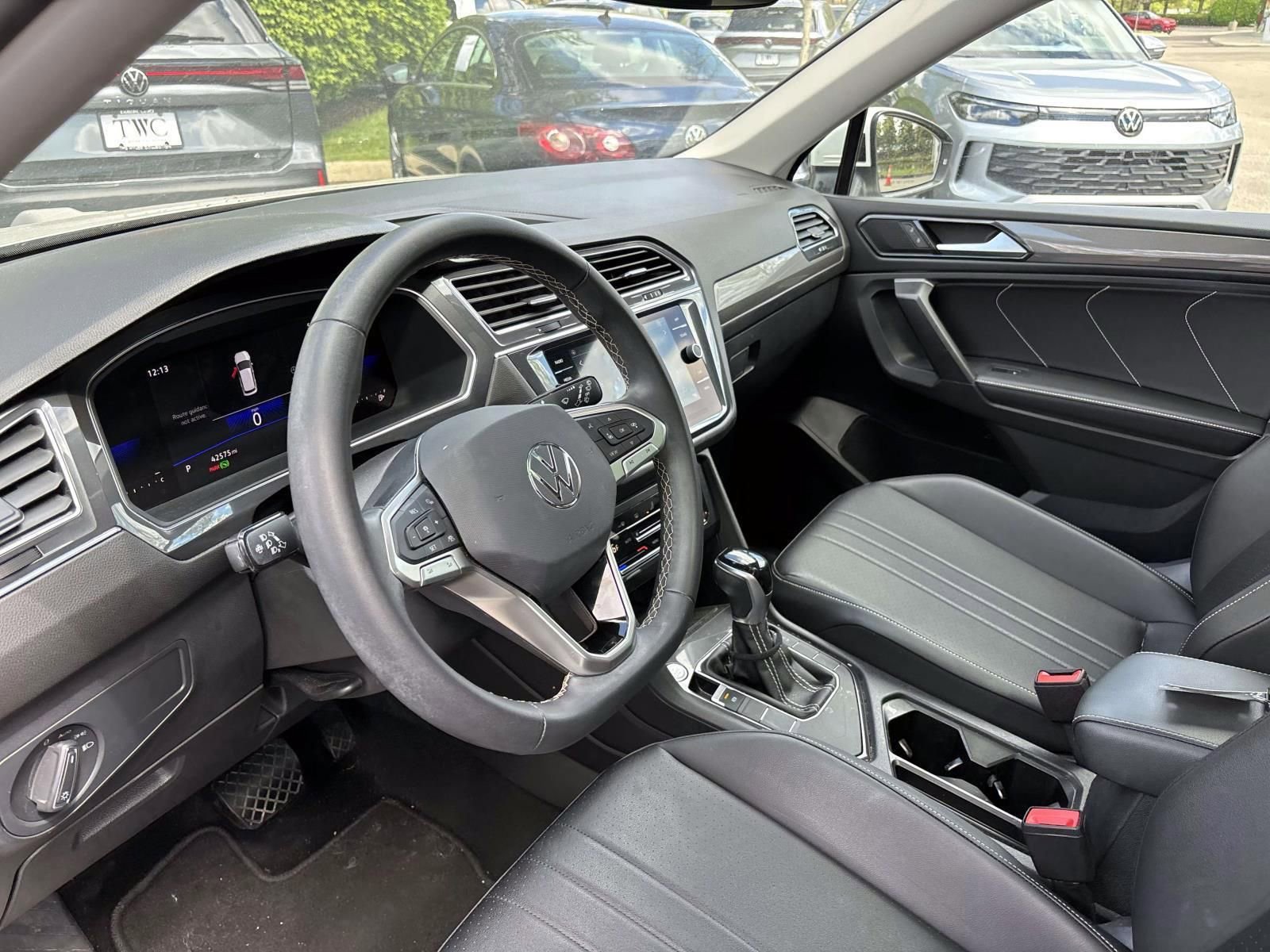 Used 2023 Volkswagen Tiguan SE w/ Panoramic Sunroof Package FWD image 24