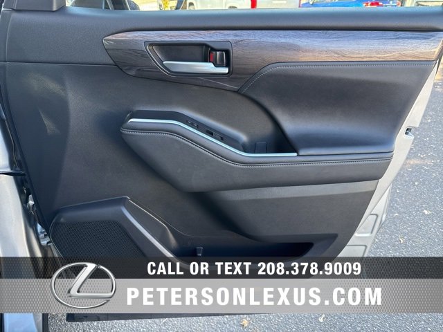 Used 2023 Toyota Highlander Platinum image 11