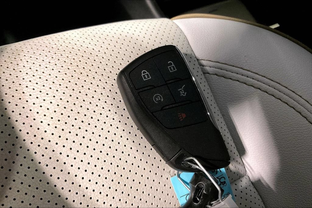 Used 2025 Chevrolet Traverse High Country w/ LPO, Floor Liner Package AWD/4WD image 12