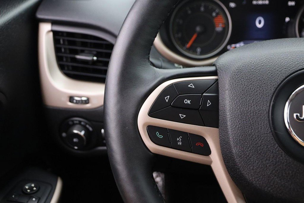 Used 2017 Jeep Cherokee Limited image 11