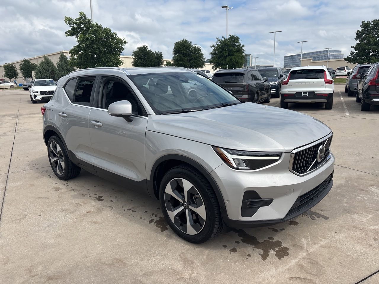 Certified 2025 Volvo XC40 B5 Plus AWD/4WD image 3