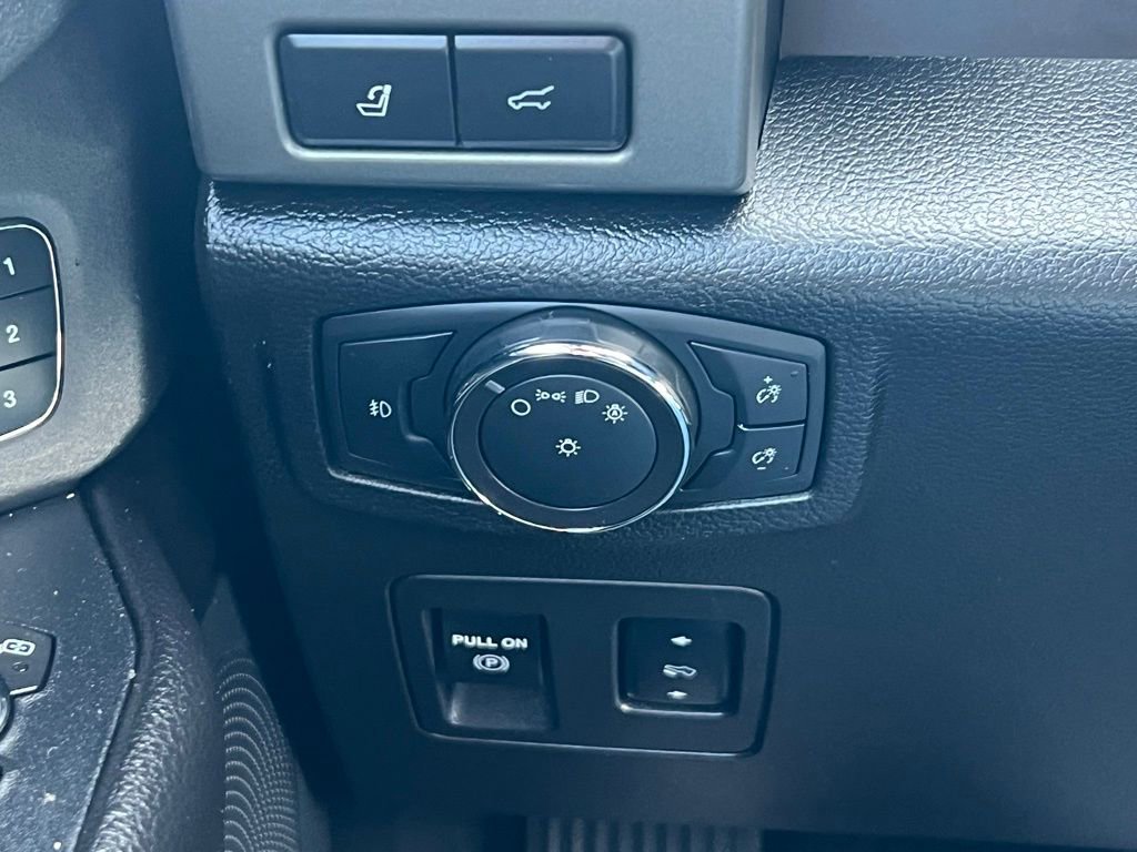 Used 2018 Ford Expedition XLT w/ Equipment Group 202A AWD/4WD image 32