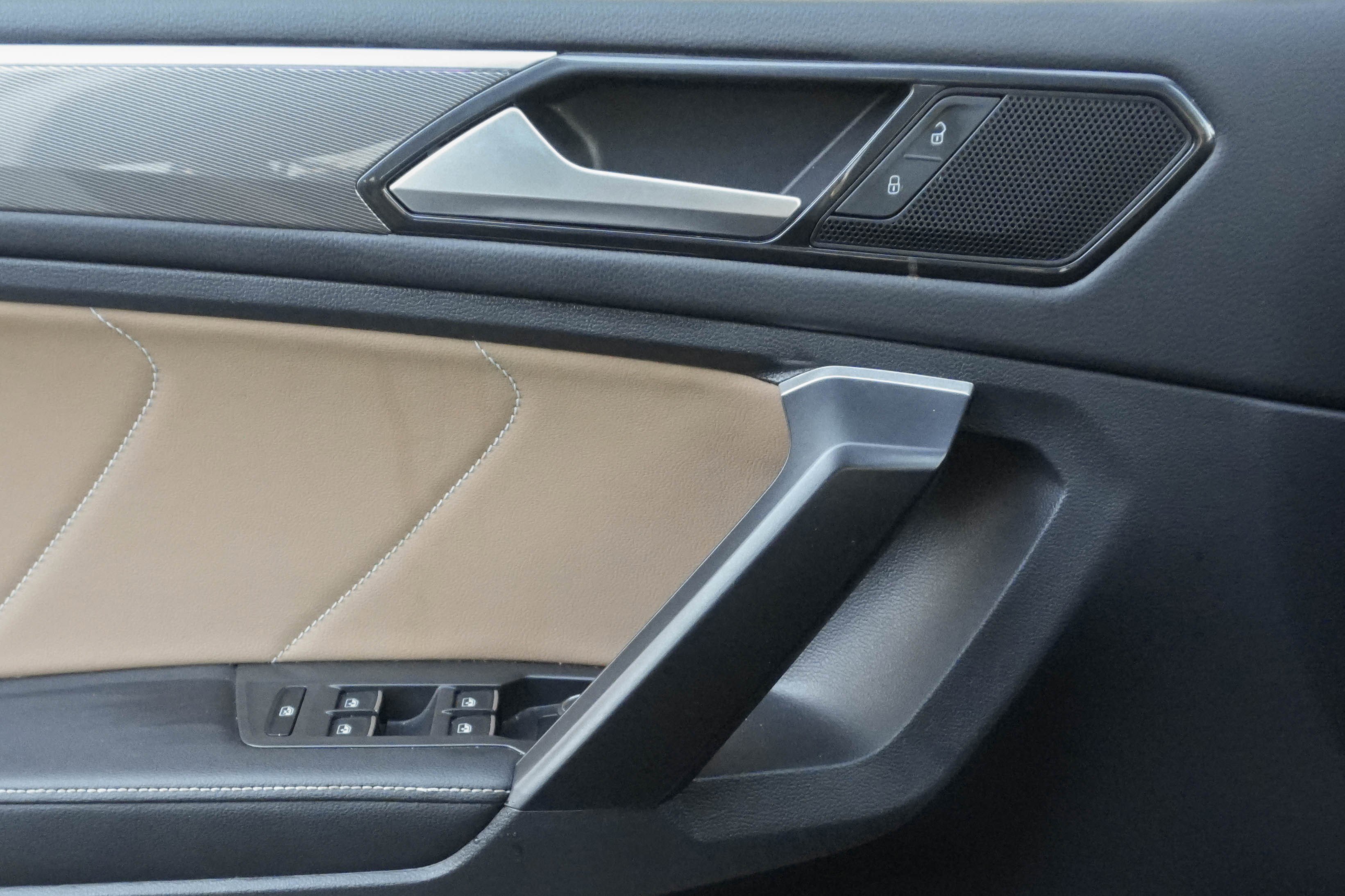 Used 2024 Volkswagen Tiguan SE R-Line image 11