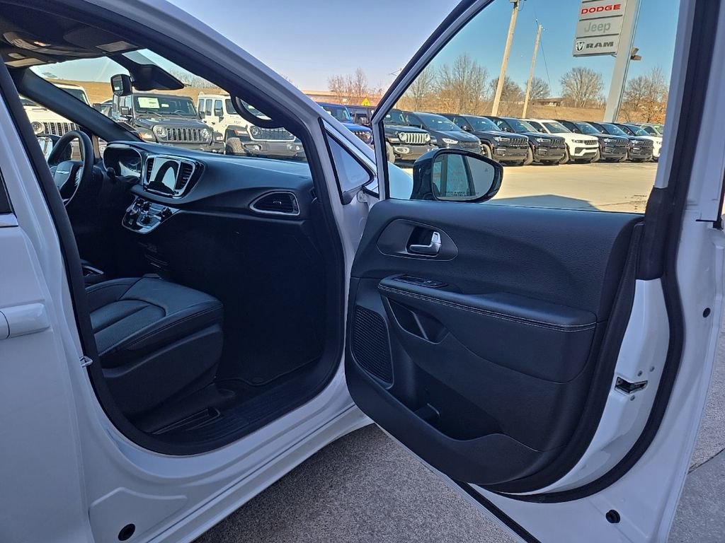 Used 2025 Chrysler Pacifica Select image 66