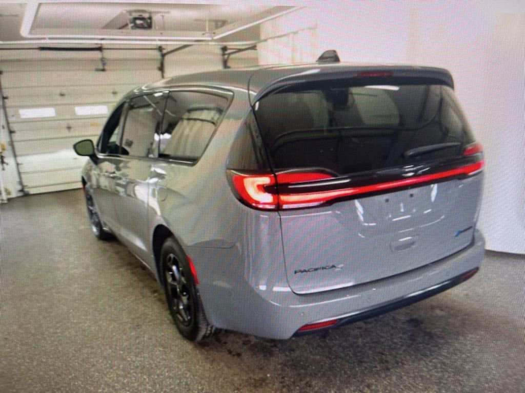 Used 2023 Chrysler Pacifica Touring-L w/ S Appearance Package image 2