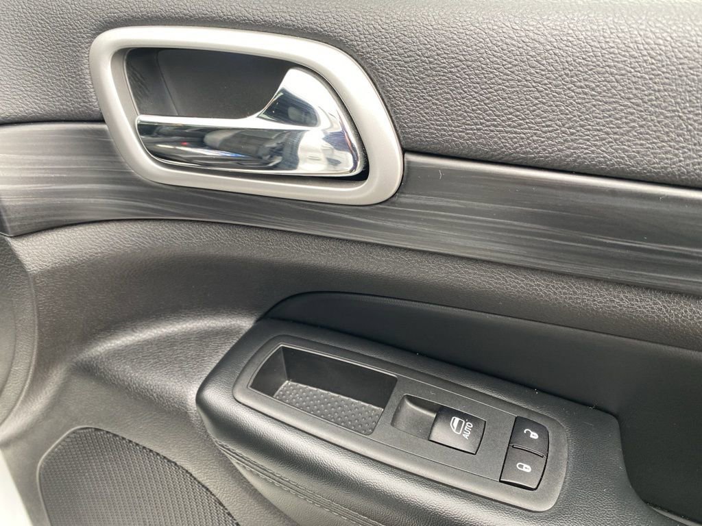 Used 2020 Jeep Grand Cherokee Altitude image 12