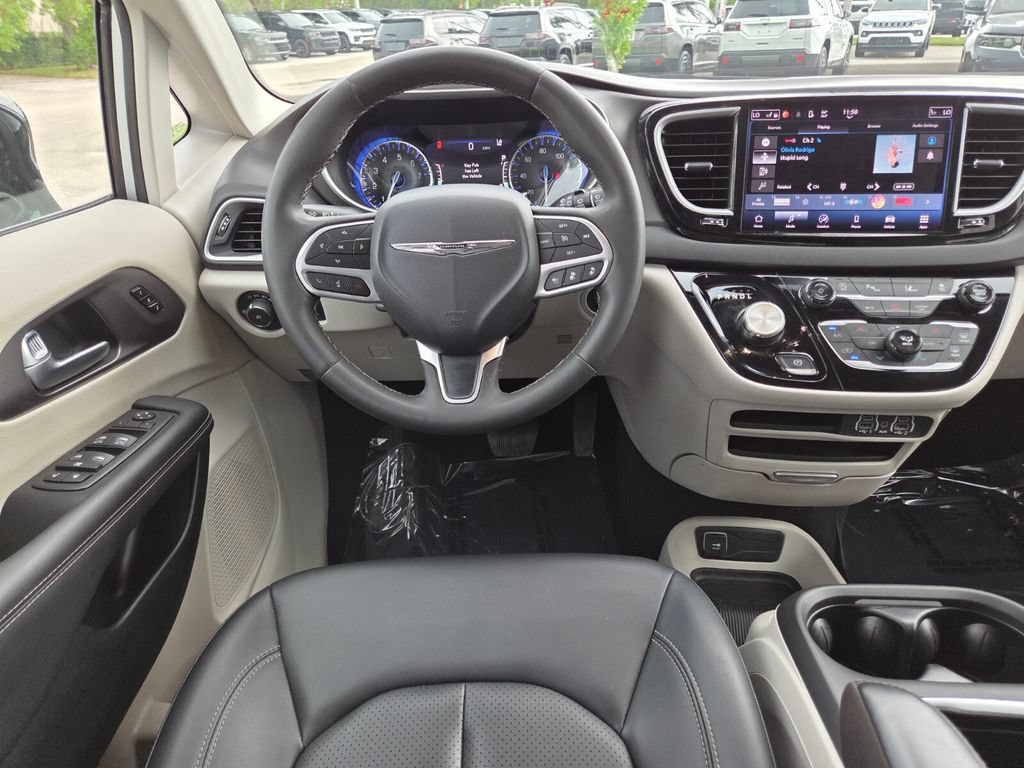 Used 2024 Chrysler Pacifica Touring-L FWD image 30