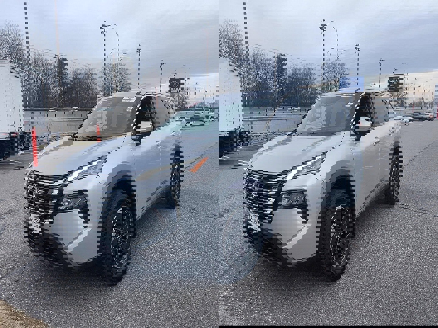 Used 2025 Nissan Rogue SV image 3