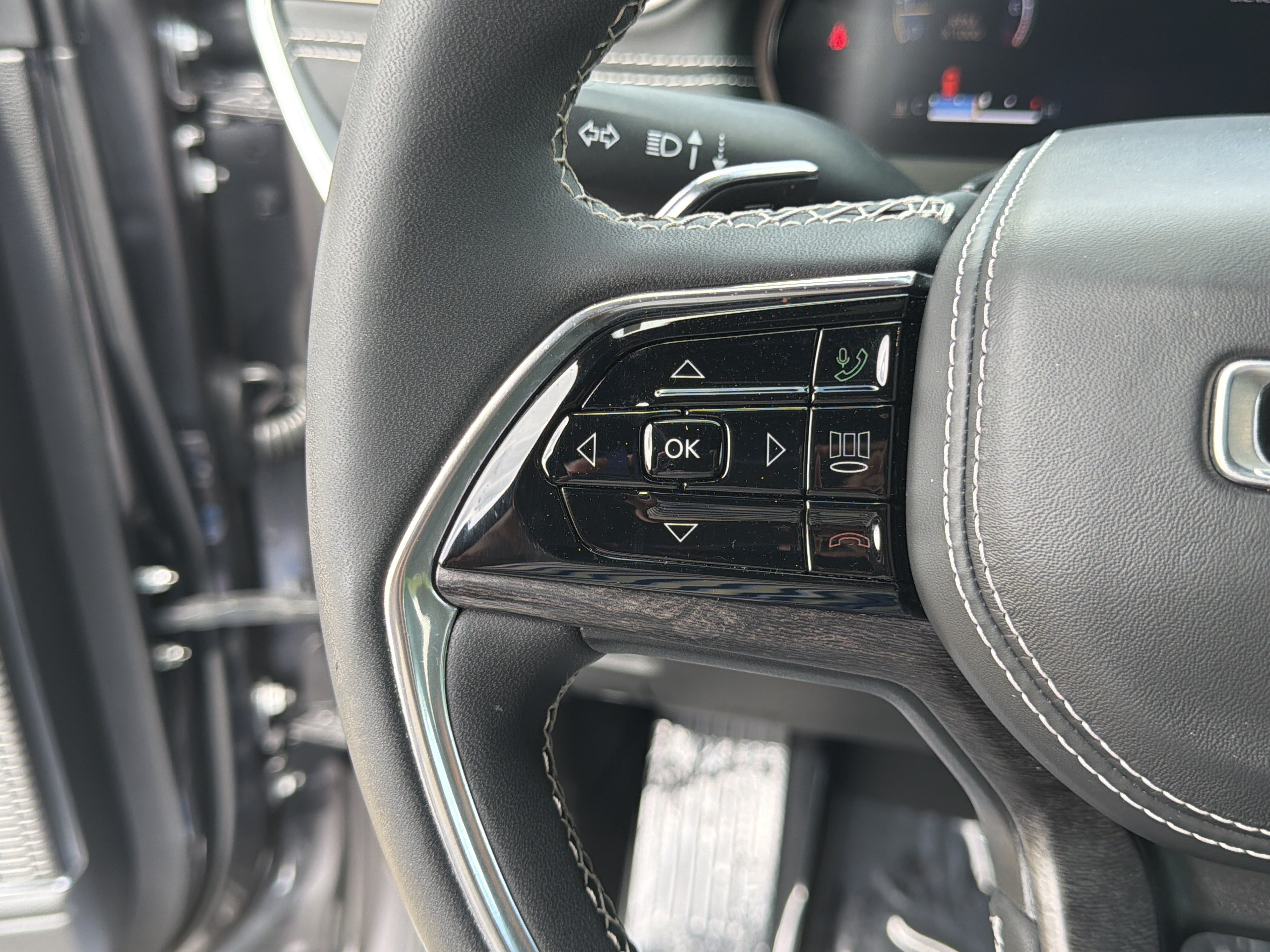Used 2023 Jeep Grand Cherokee Overland AWD/4WD image 26