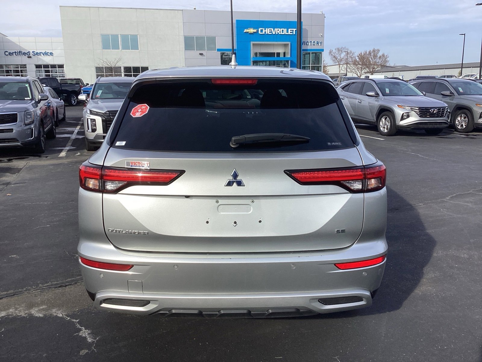 Used 2023 Mitsubishi Outlander SE image 3