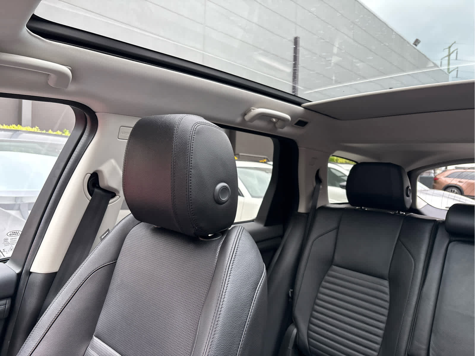 Used 2020 Land Rover Discovery Sport SE image 9