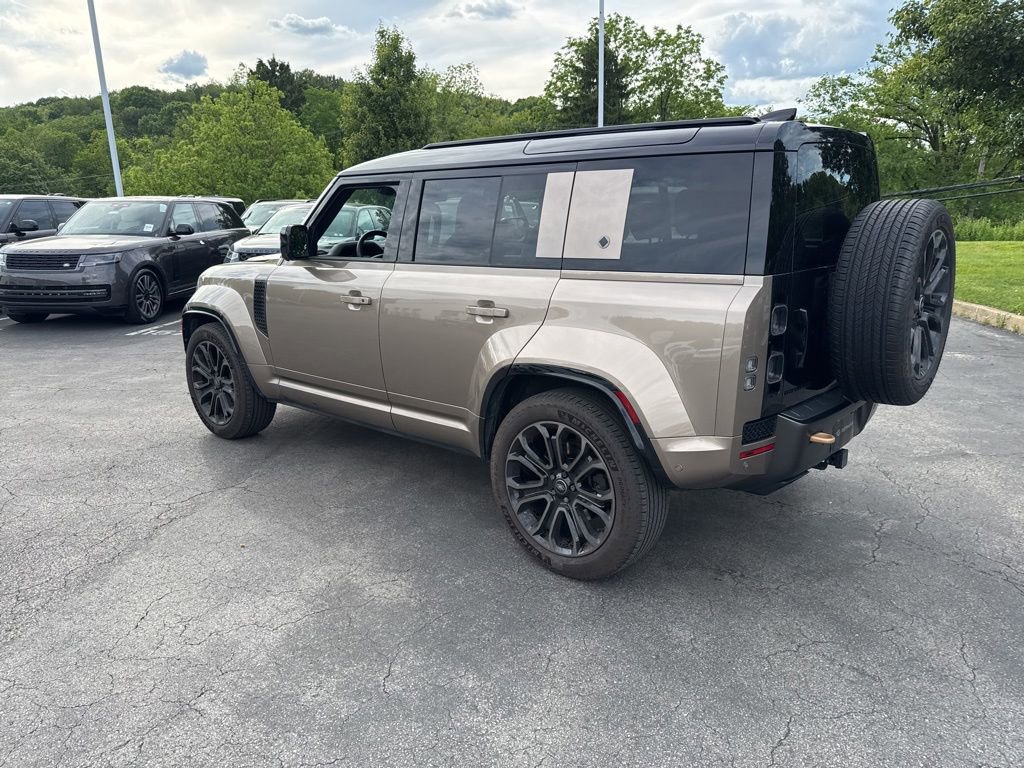 Used 2025 Land Rover Defender 110 AWD/4WD image 4
