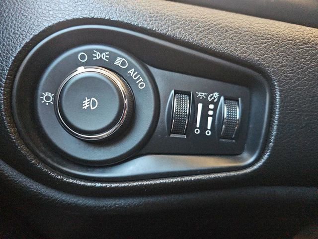 Used 2015 Jeep Renegade Latitude w/ Popular Equipment Group AWD/4WD image 17