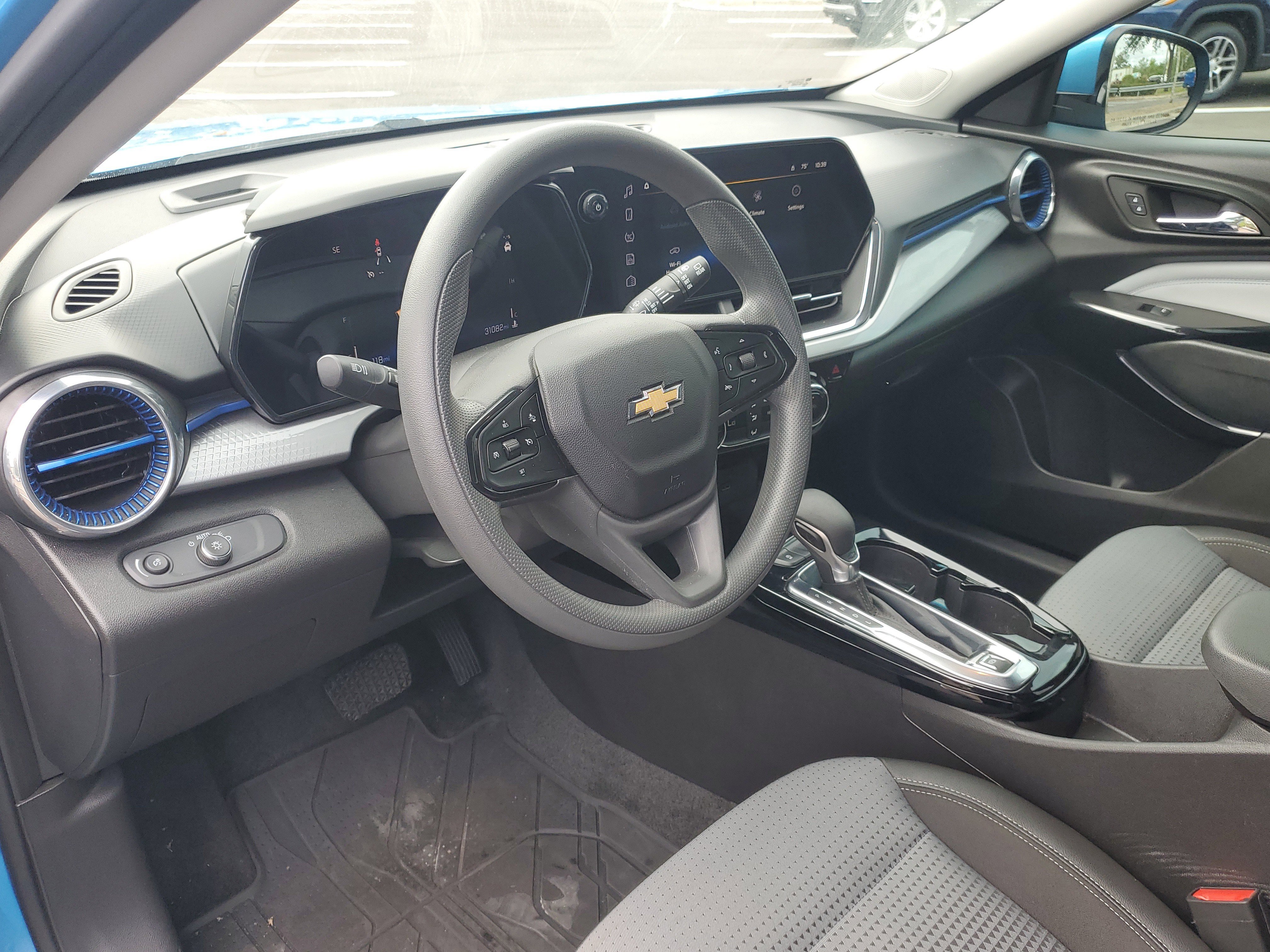 Used 2025 Chevrolet Trax LT image 10