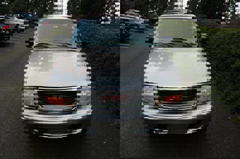 Used 2000 GMC Jimmy SLT w/ Underbody Shield Pkg image 9