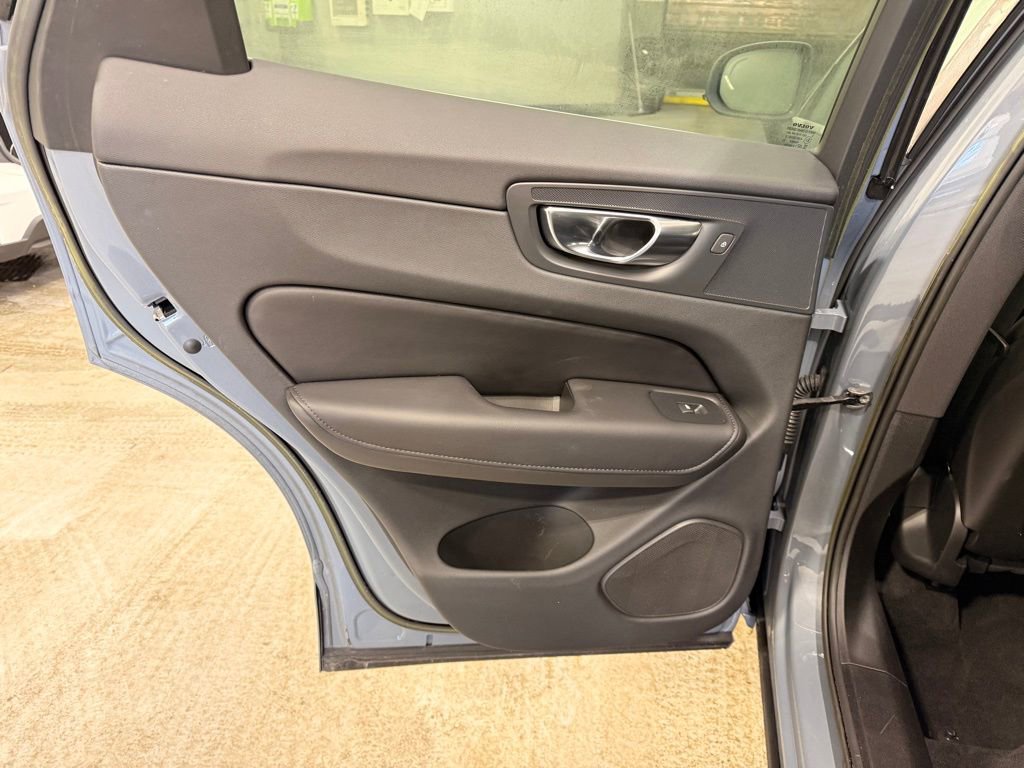 Used 2023 Volvo XC60 B5 Plus image 19