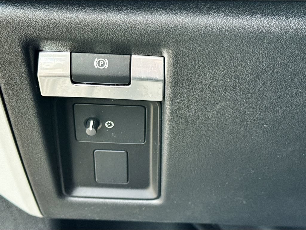 Used 2020 Land Rover Defender 110 HSE AWD/4WD image 11