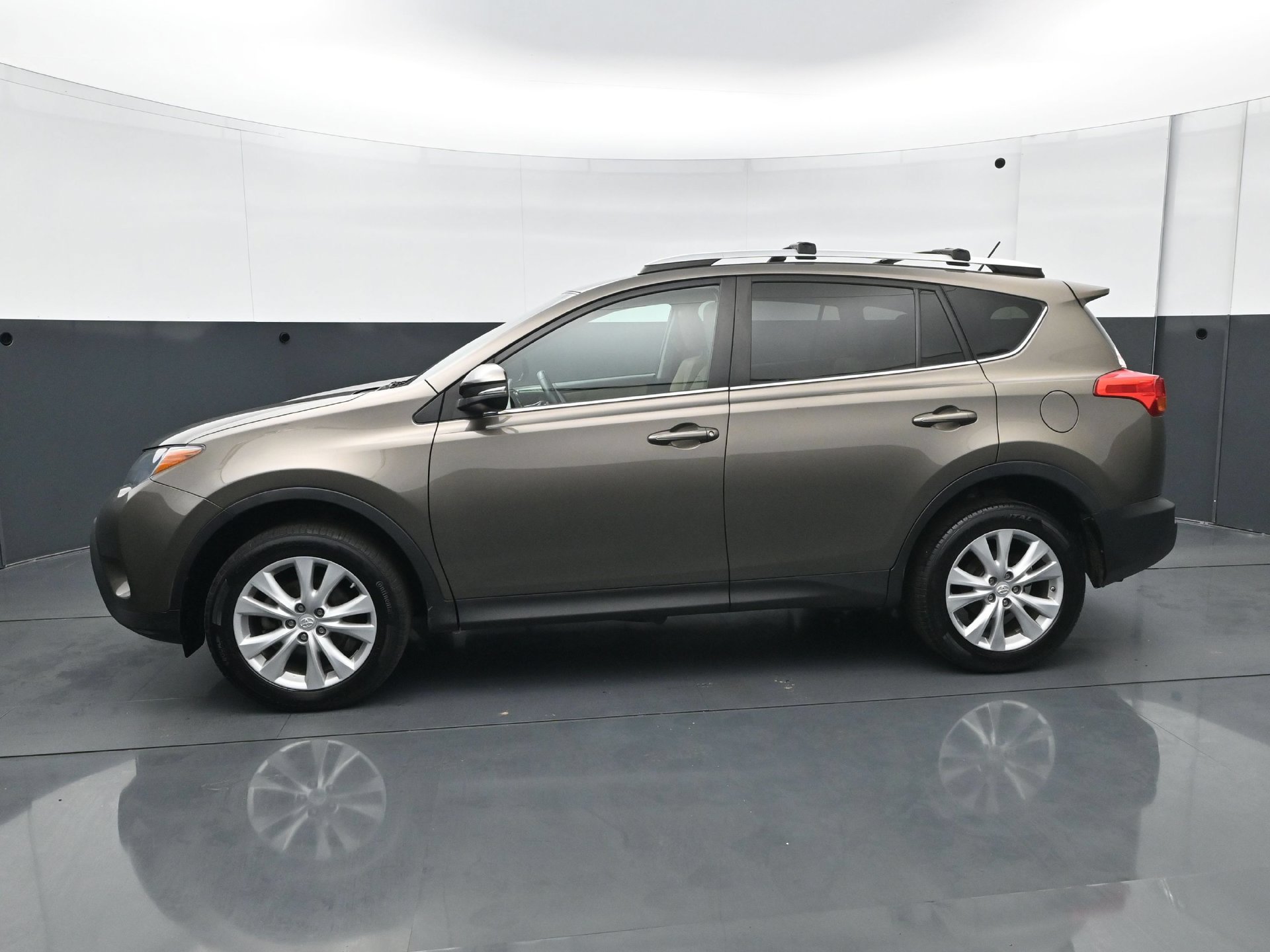 Used 2014 Toyota RAV4 Limited AWD/4WD image 2