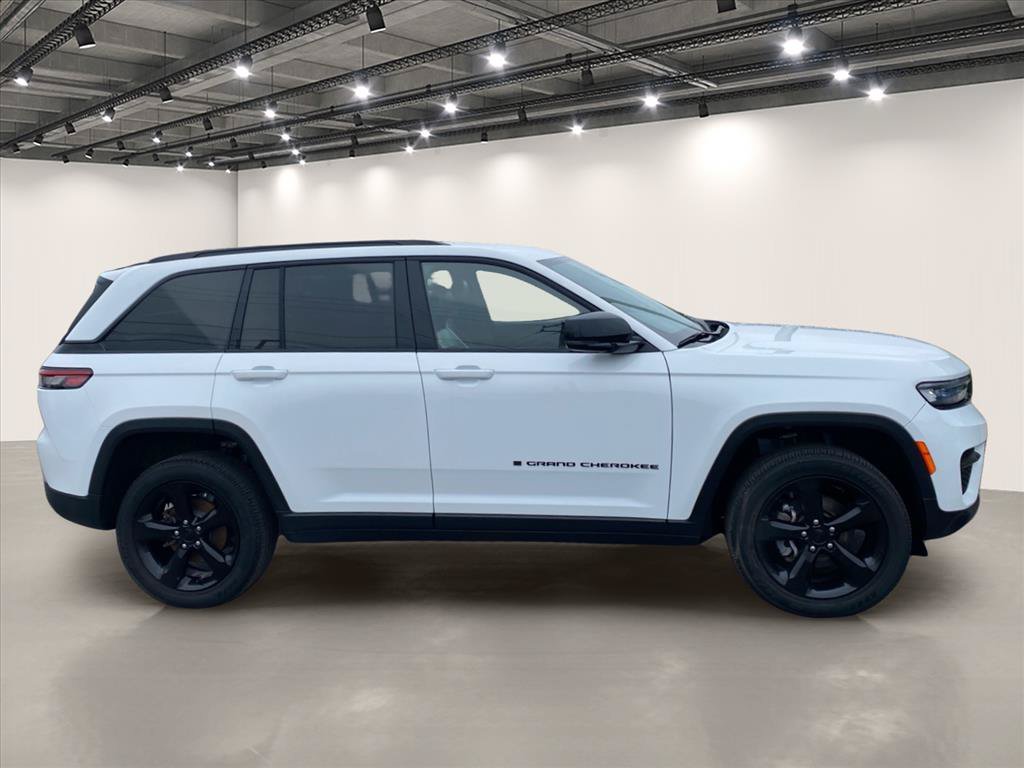 Used 2023 Jeep Grand Cherokee Altitude AWD/4WD image 8