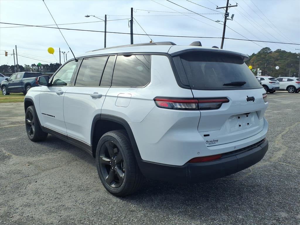 Used 2023 Jeep Grand Cherokee L Laredo RWD image 4