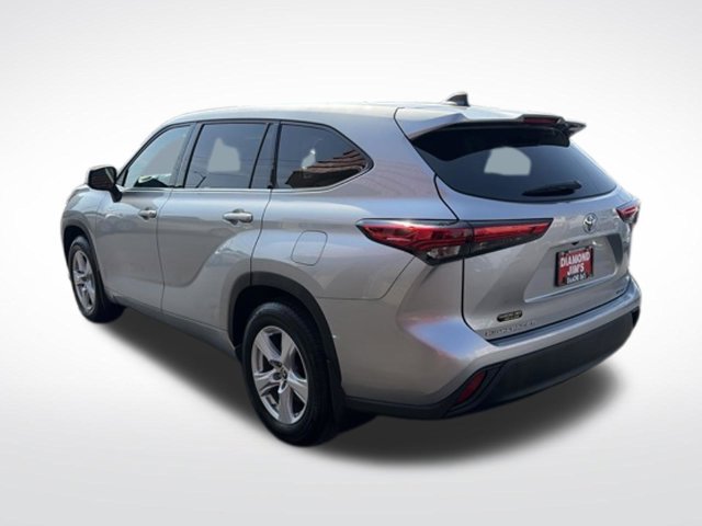 Used 2022 Toyota Highlander LE AWD/4WD image 5