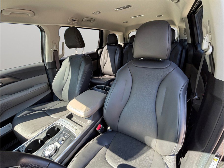 Used 2026 Kia Carnival LXS Hybrid FWD image 2