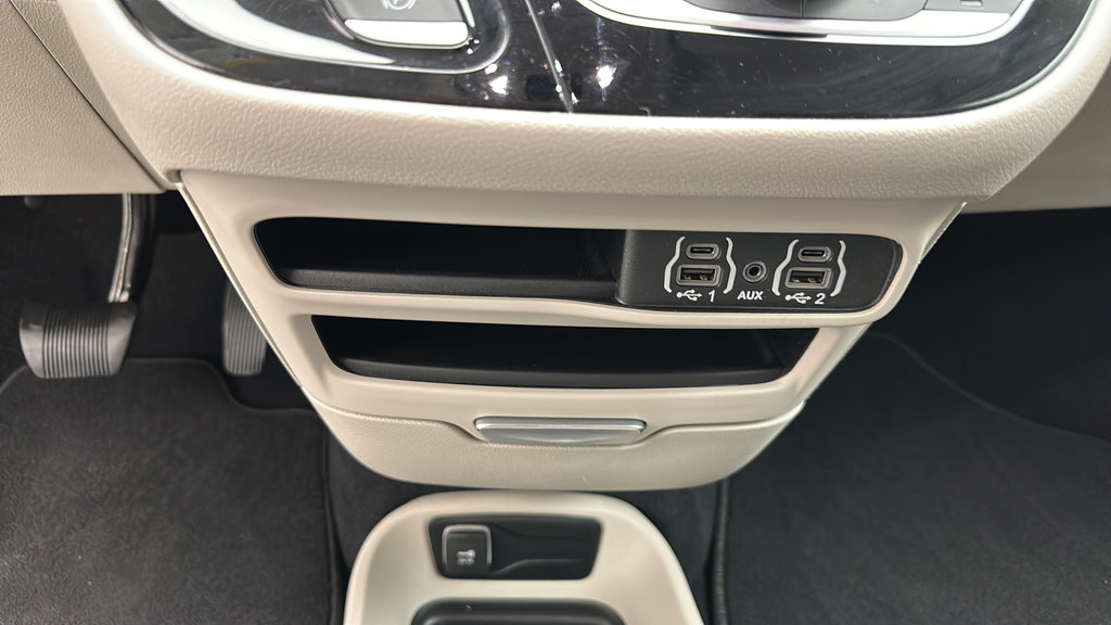 Used 2024 Chrysler Pacifica Touring-L FWD image 20