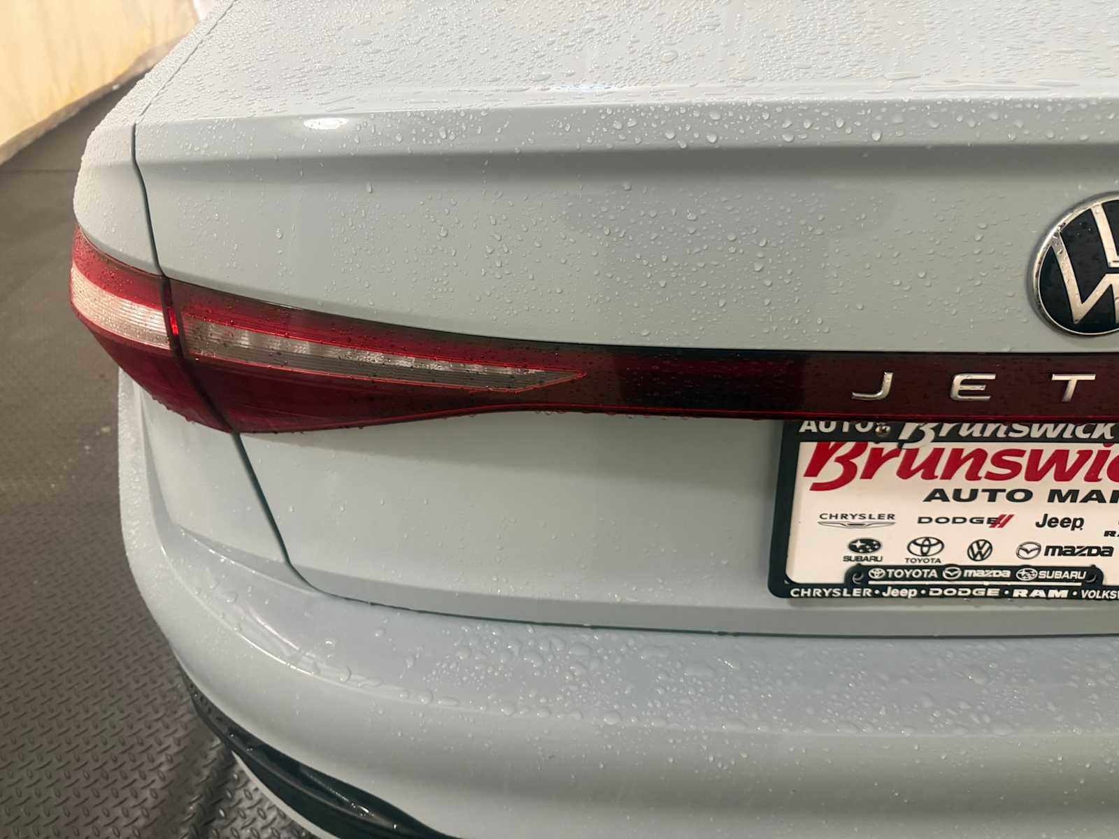 Certified 2025 Volkswagen Jetta SE w/ Sunroof Package image 17