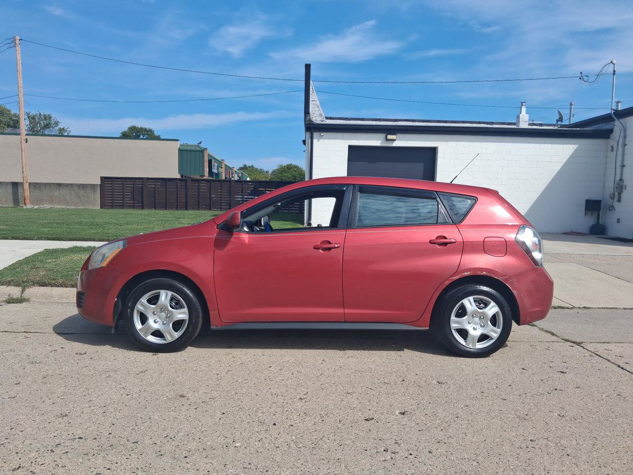 Used 2010 Pontiac Vibe w/ Preferred Package FWD image 4