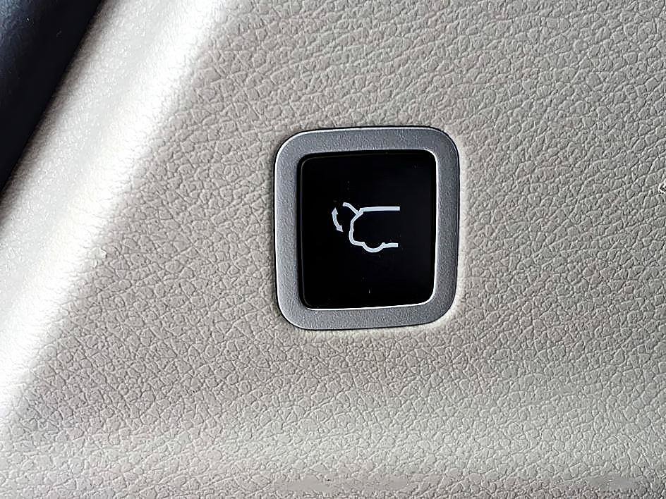 Used 2023 Chrysler Voyager LX FWD image 11