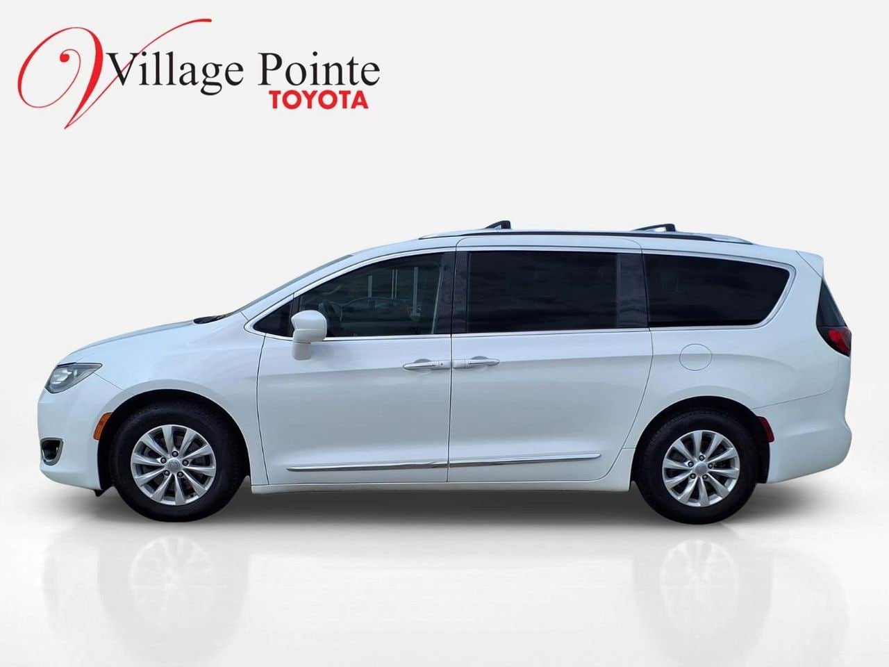 Used 2018 Chrysler Pacifica Touring-L FWD image 2