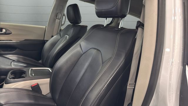 Used 2024 Chrysler Pacifica Touring-L image 22