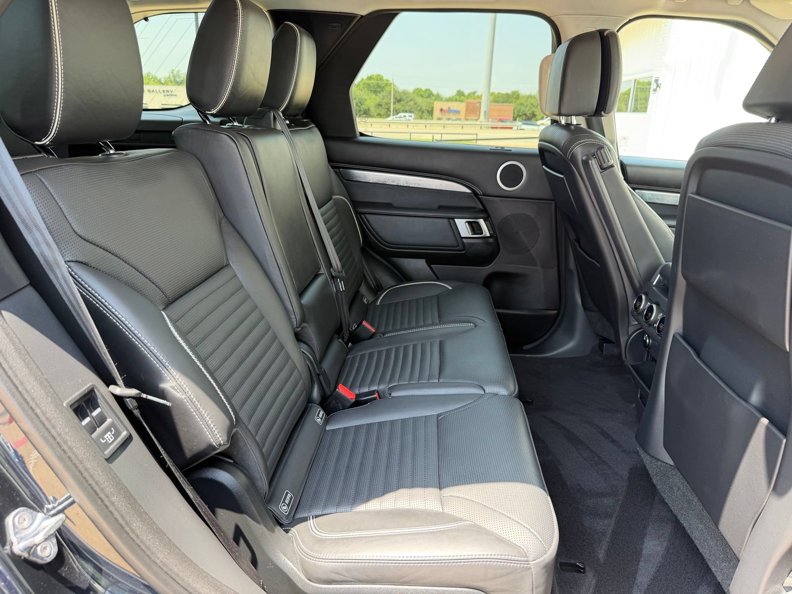 Used 2017 Land Rover Discovery First Edition AWD/4WD image 25