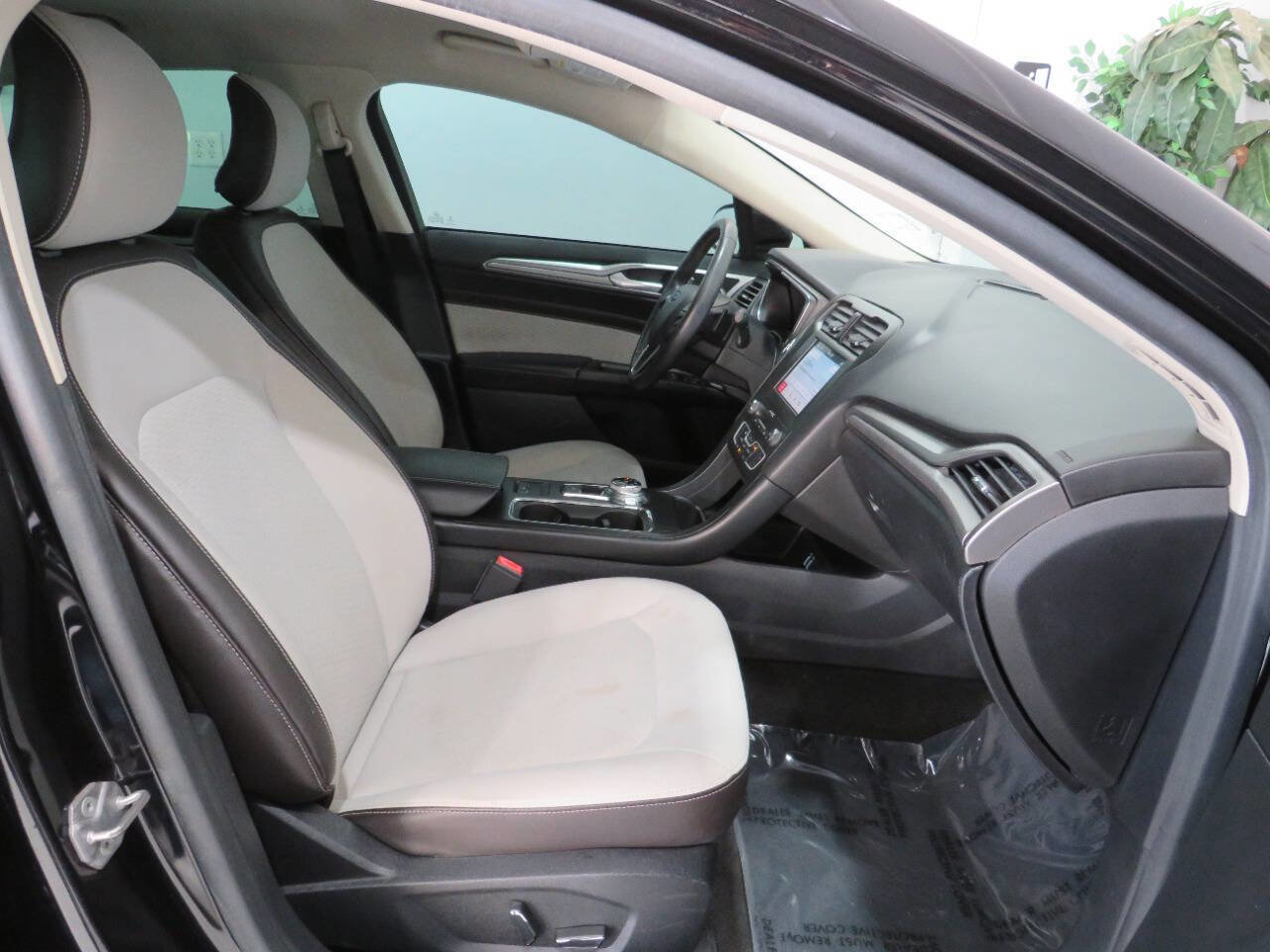 Used 2019 Ford Fusion SE w/ Equipment Group 151A FWD image 11