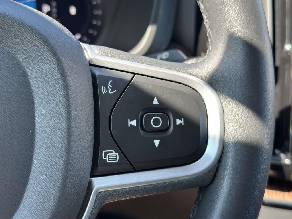 Used 2022 Volvo XC60 B5 Momentum w/ Climate Package AWD/4WD image 28