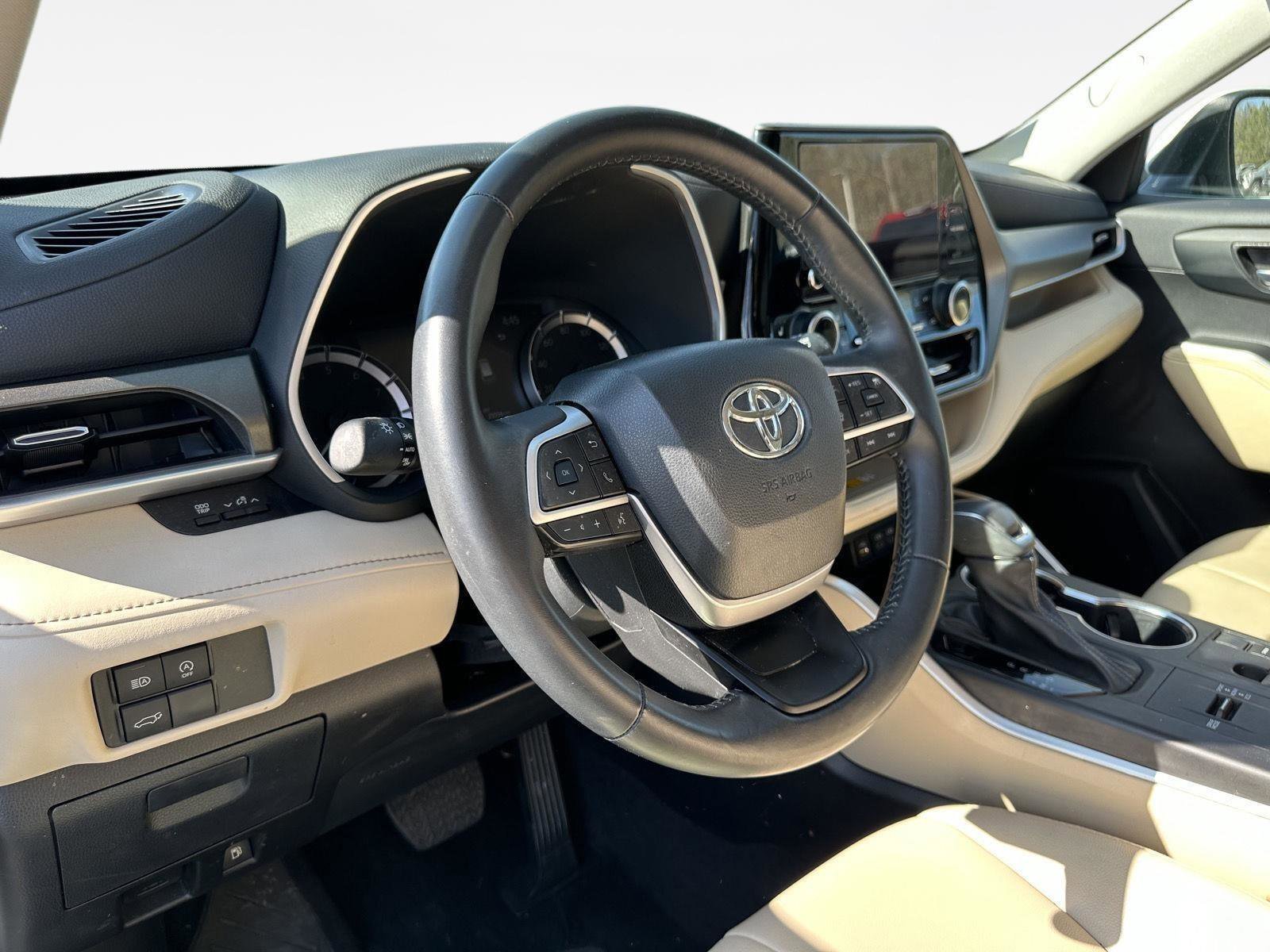 Used 2024 Toyota Highlander XLE image 11