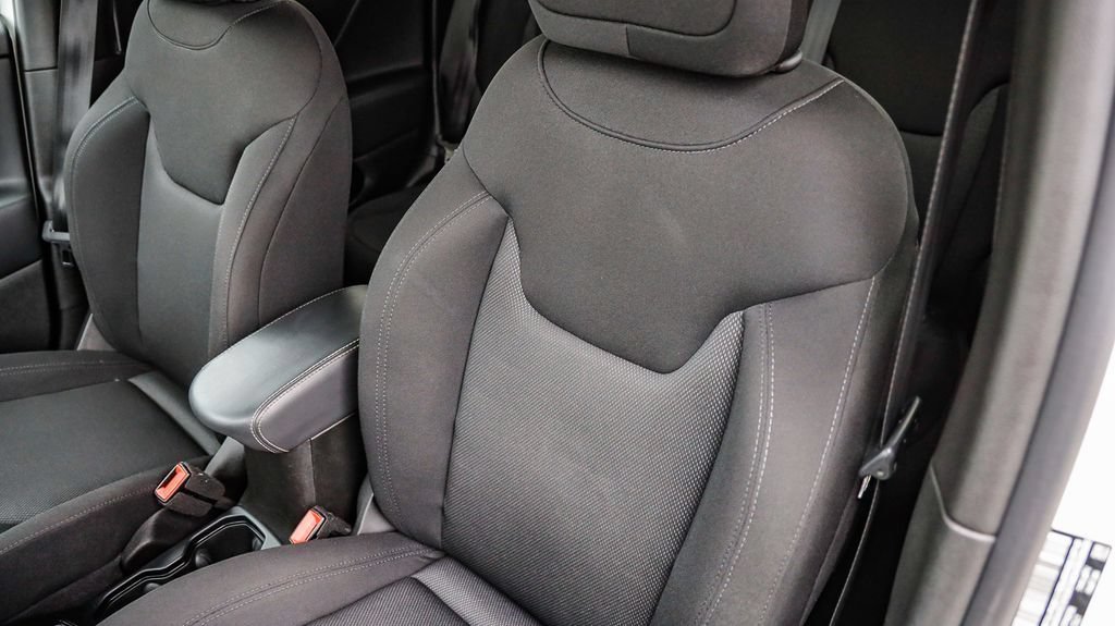 Used 2023 Jeep Renegade Latitude AWD/4WD image 29
