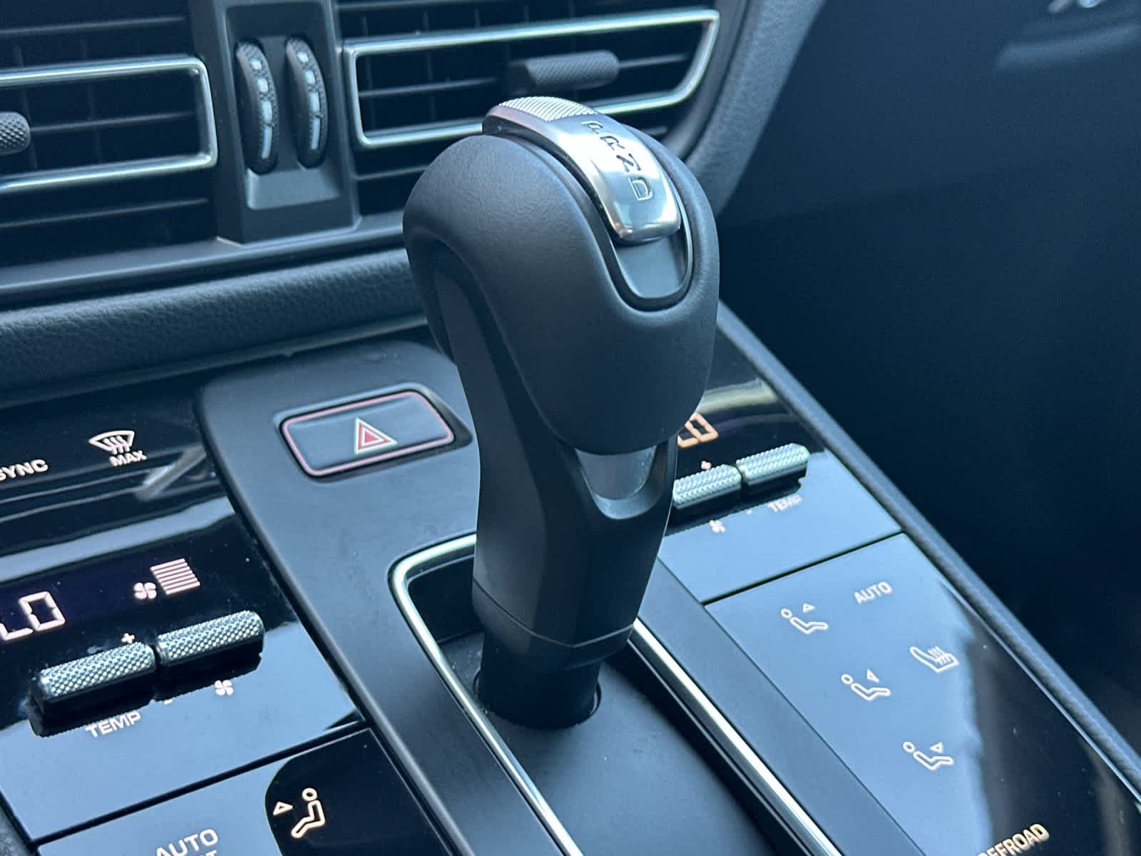 Certified 2025 Porsche Macan AWD/4WD image 24