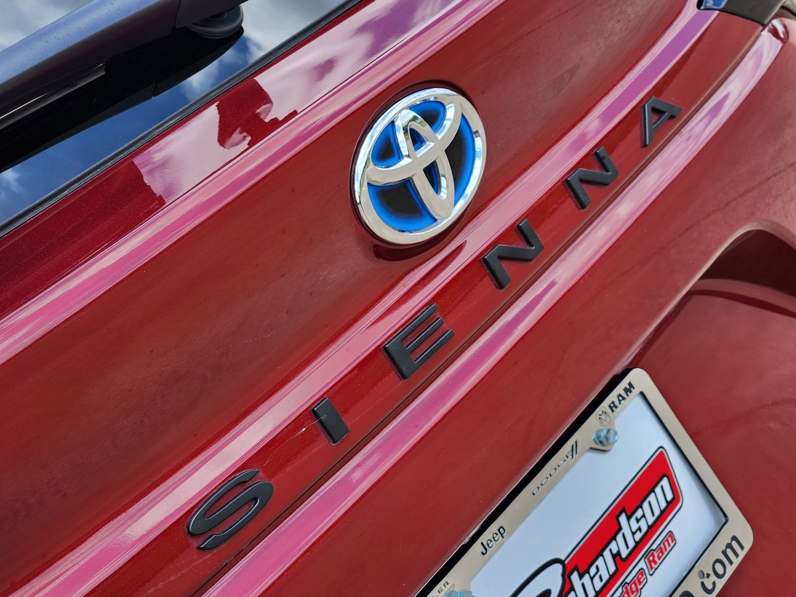 Used 2025 Toyota Sienna XLE image 18